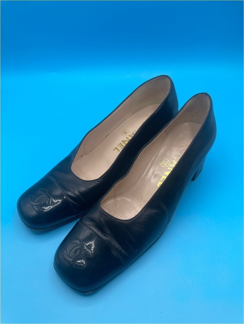 Vintage Chanel black leather pumps - Picture 4 of 4